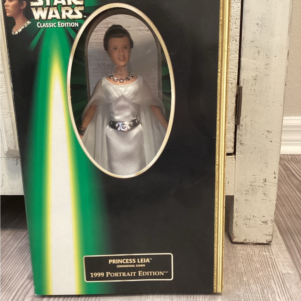 Star Wars Classic Edition Princess Leia in White and Silver